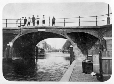 835559 Gezicht op de Zandbrug over de Oudegracht te Utrecht; op de achtergrond de Weerdsluis.
